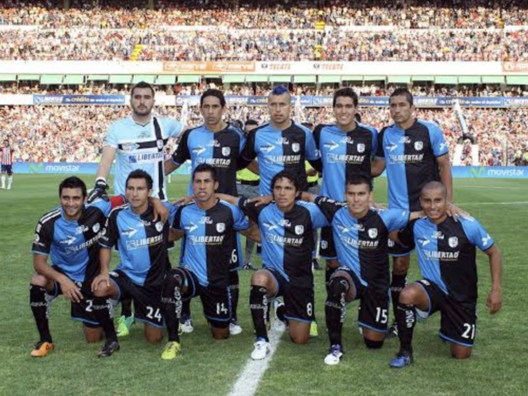 Hace 1️⃣3️⃣ años, dirigidos por José Saturnino Cardozo, este histórico equipo eliminaba a Chivas en los cuartos de final del Apertura 2011, para avanzar a la primera semifinal en el máximo circuito del futbol mexicano 🔵⚫️

#Querétaro #GallosBlancos #LigaMX