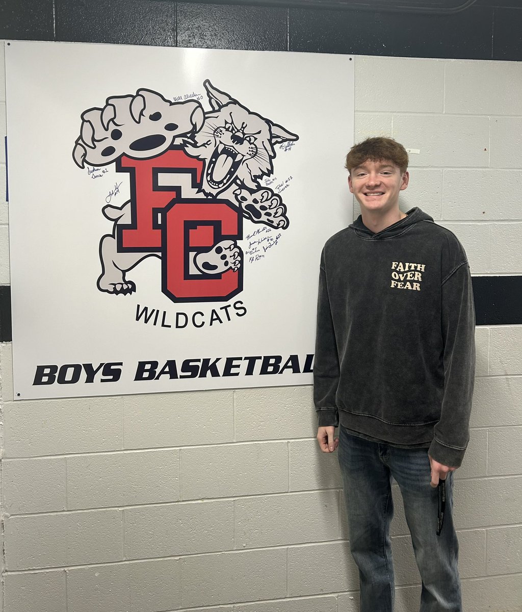 ECHSxcandtrack's tweet photo. New tradition our Senior Board.  Seniors get to sign on senior night. We want alumni to sign as well. Our Locker room is always open to alumni. We had two good ones come to practice today and leave their autograph on the senior board ! https://t.co/E9ZrxYakVp