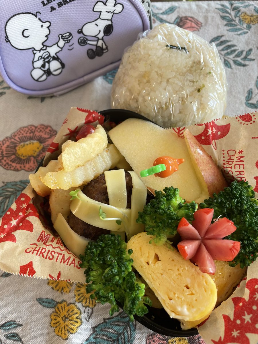 ONE_umui_densa's tweet photo. おはようございます
(((o(*ﾟ▽ﾟ*)o)))
今日のJK弁当悪魔おにぎり- ̗̀𖤐
今日といい陽だෆ˚*
 #お弁当記録 #お弁当作り母弁 https://t.co/DHa1CaSCMx