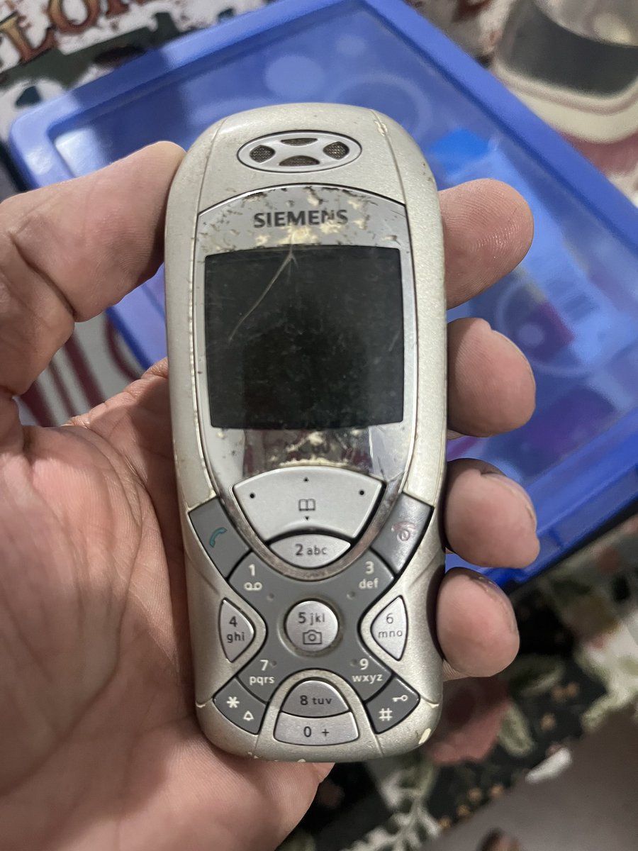 flaviogarag's tweet photo. Achei meu primeiro celular com câmera 
Deve ter uns 20 anos https://t.co/4PvmNtIRYD