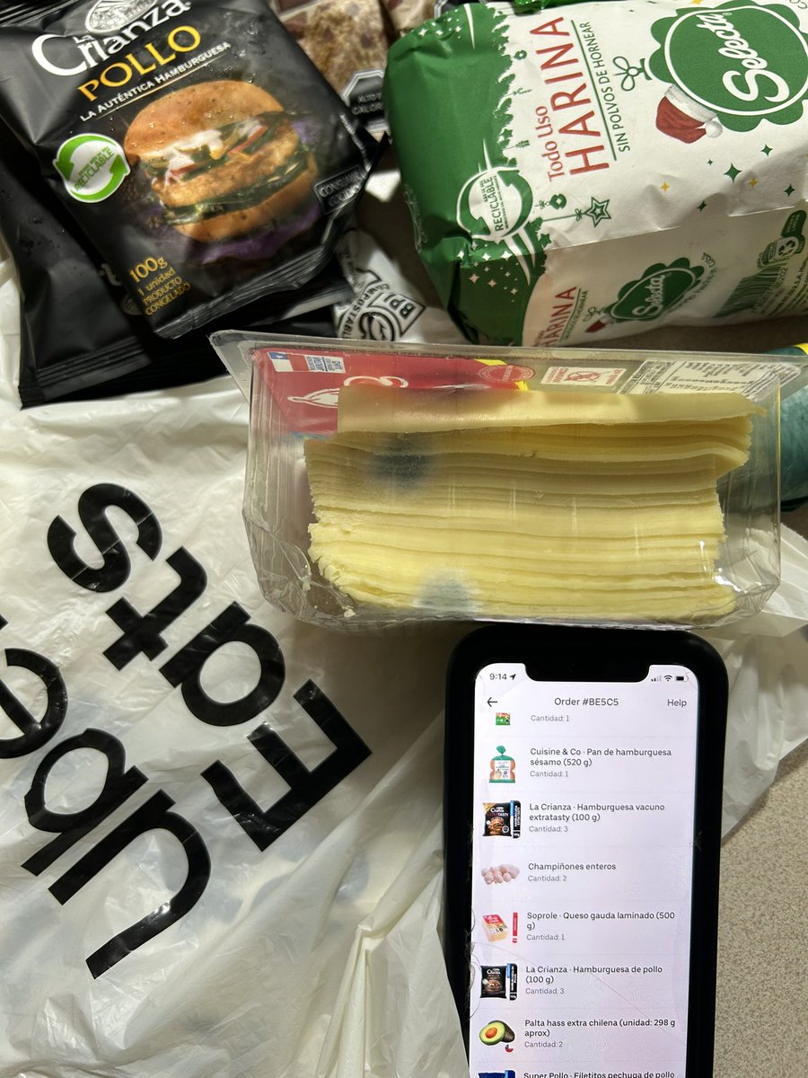 ccamign's tweet photo. Pedimos como de costumbre a Jumbo vía Uber Eats y nos llegó un queso con hongos. ¿Dónde queda el control de calidad? 🤢 Necesito solución. @UberEats @JumboChile_ https://t.co/jufZrcDlgZ