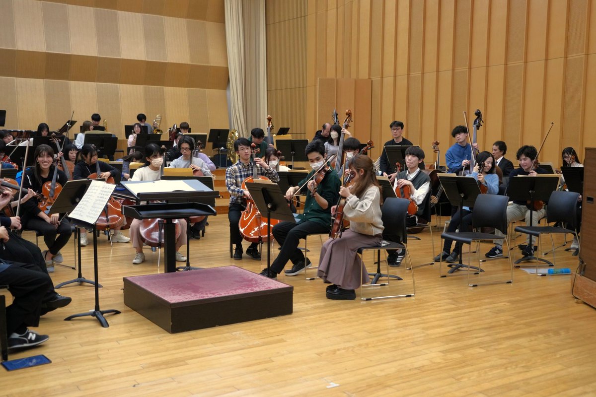KenTakaseki's tweet photo. 国立音大オケと練習が始まりました。これから週末に控える演奏会のため、充実した練習が毎日続きます。忙しいスケジュールにもかかわらず、皆さん明るくノリも良くて、良い雰囲気です。指導される先生方も明るくて素晴らしいですね😊😊 https://t.co/In40yNm34t