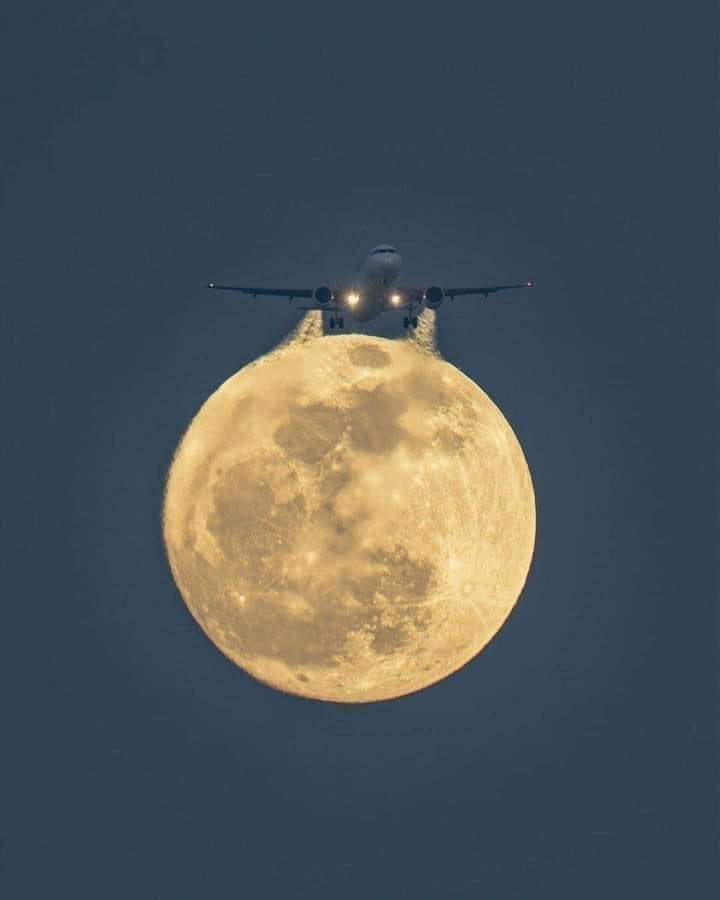 이 비행기는 달을 끌고 가는것인가...흠...