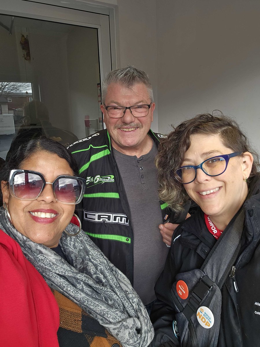 As we wait for results to come in for the Nova Scotia election, Unifor thanks members who were out pulling the vote for progressive candidates with <a href="/JennMUnifor/">Jennifer Murray</a> today. 

#nspoli