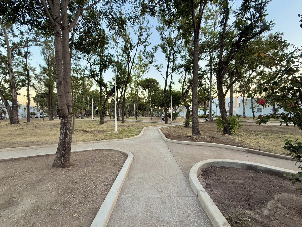 Esta tarde acompañamos a nuestro alcalde <a href="/JuanJoseFrangie/">Juan José Frangie</a> a la entrega de la rehabilitación del parque de la colonia Arcos Zapopan II. 

Esta obra como muchas otras en nuestro municipio es producto del gran trabajo en equipo que se hace con la ciudadanía mediante el presupuesto