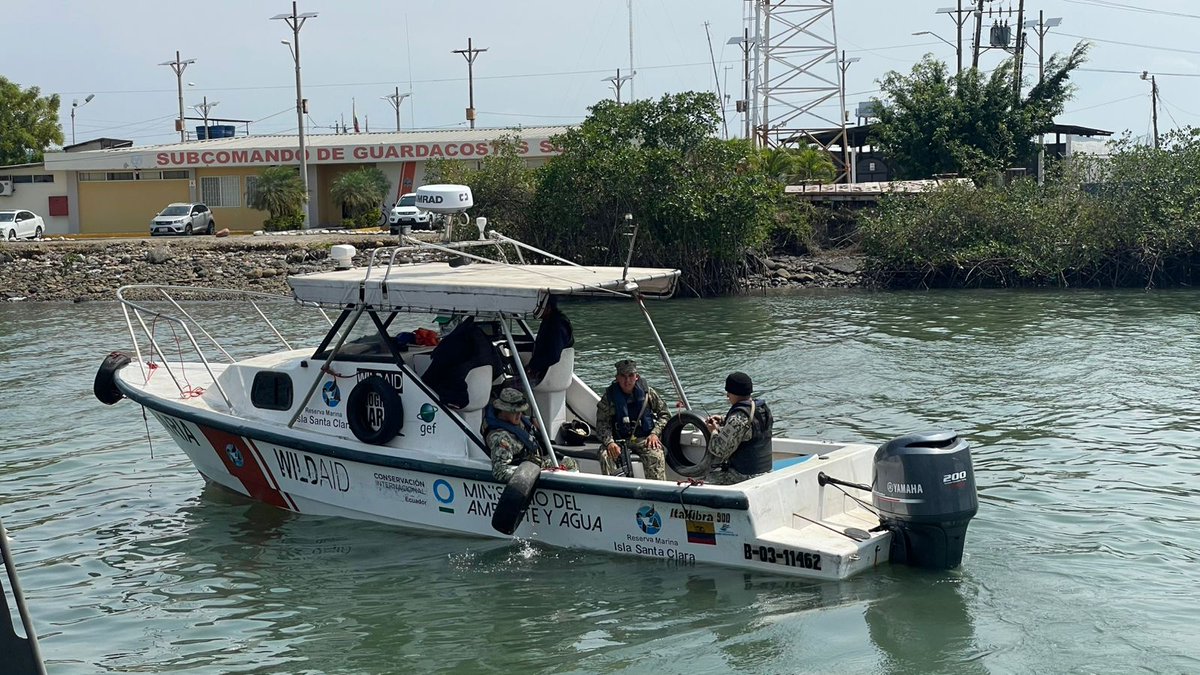 WildAidLatino's tweet photo. #Guardaparques y la @armada_ecuador con el asesoramiento de #WildAid realizan patrullajes en la #ReservaMarina #IslaSantaClara con el fin de controlar a las embarcaciones #pesqueras y proteger la #biodiversidad #marina. https://t.co/lEYNrPyXQa