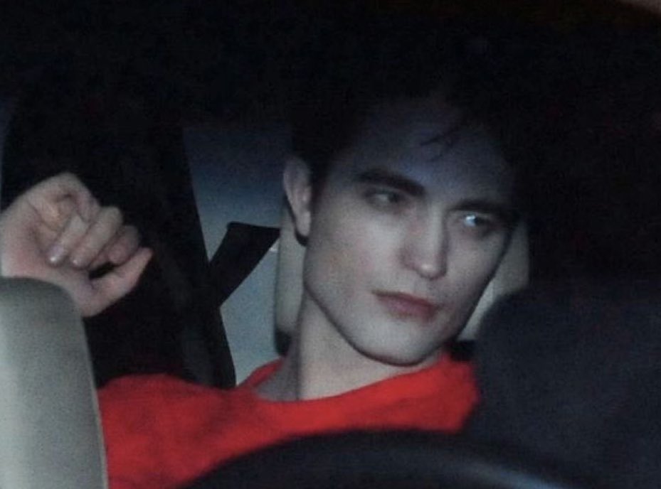 pattinsondjo's tweet image. that’s literally edward cullen