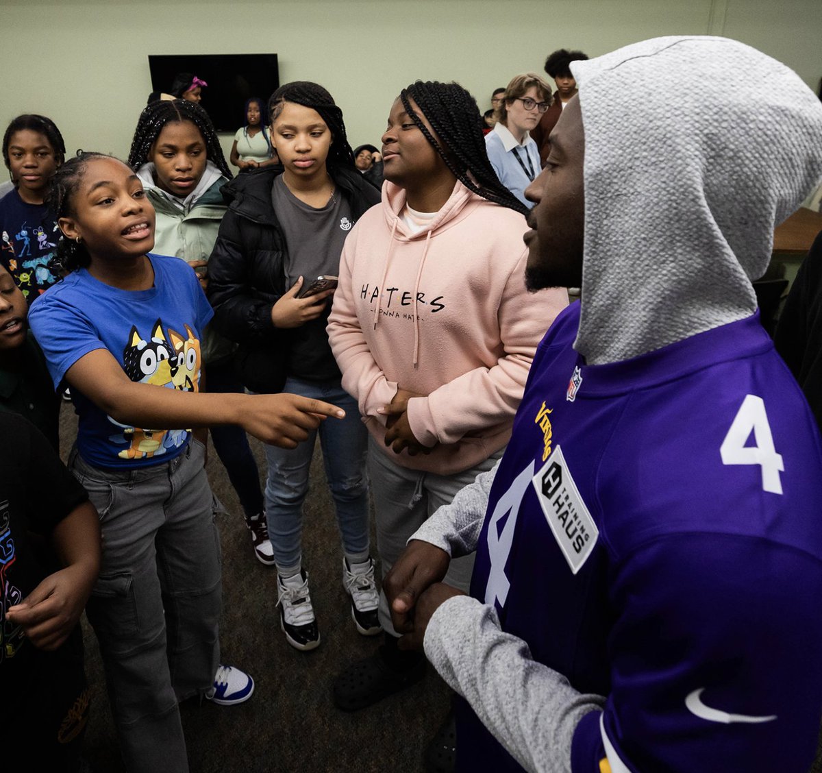 .<a href="/AndrewVanGinkel/">Andrew Van Ginkel</a> &amp; Brandon Powell play on opposite sides of the ball but share a love for giving back. Recently, they served Thanksgiving meals &amp; spent time w/families at the Mt. Airy &amp; Little Earth Boys &amp; Girls Clubs.

From <a href="/RobKleifield/">Rob K</a> and me ⬇️

📰: mnvkn.gs/3Zt7ssE