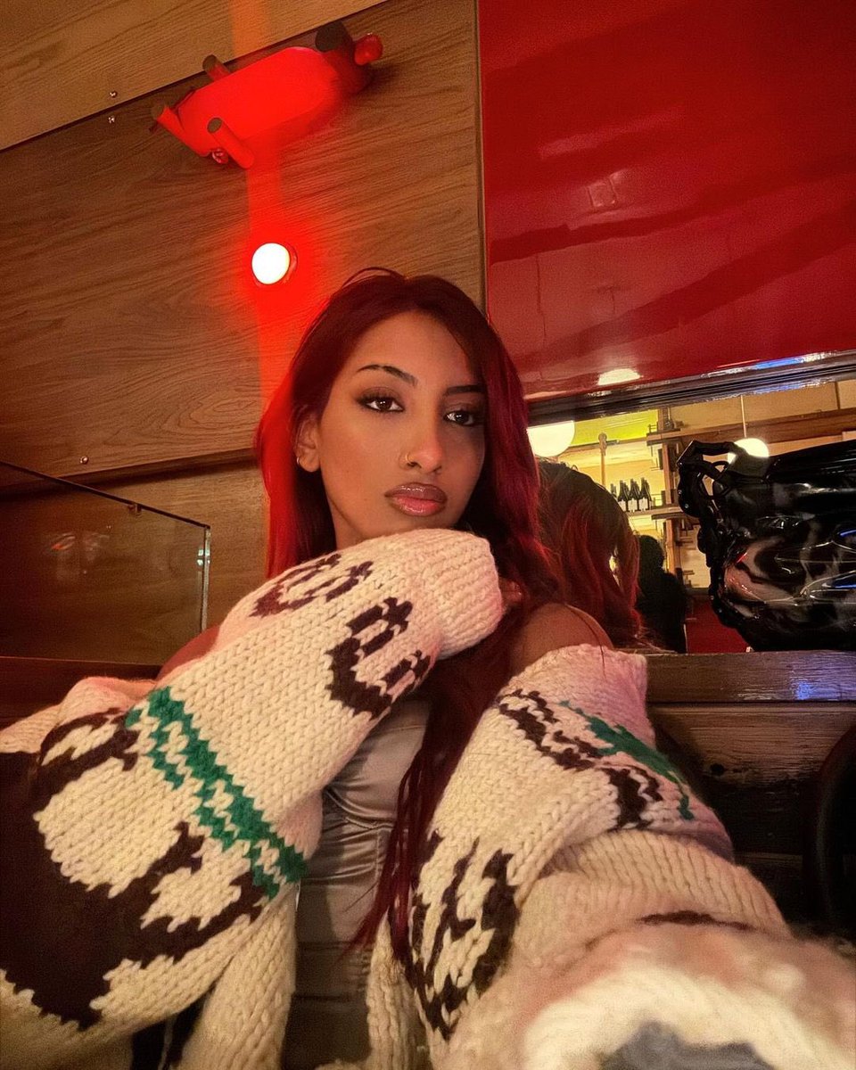 Lara Pics tweet media