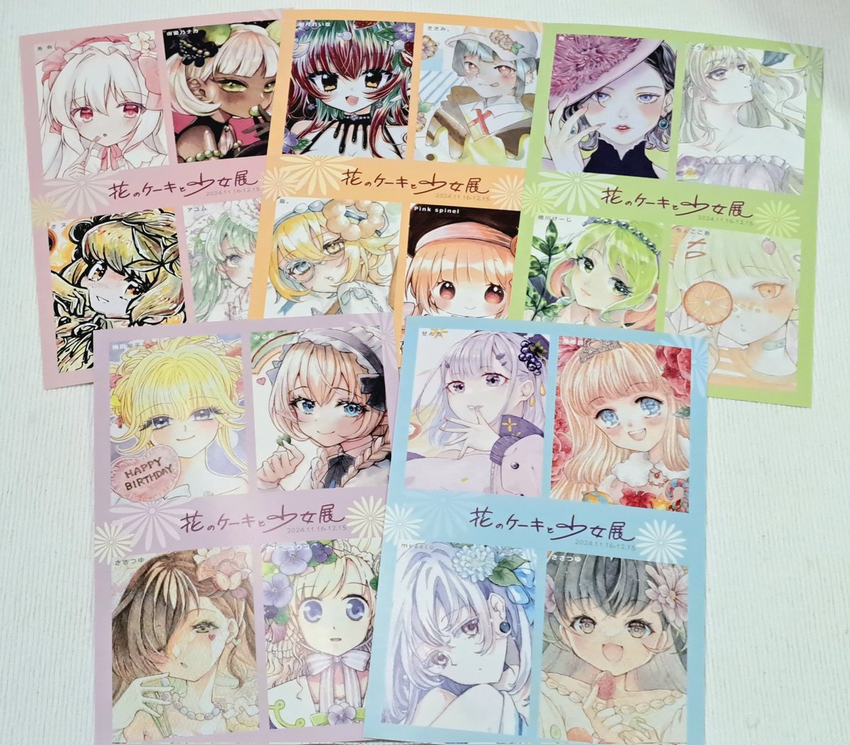 #花のケーキと少女展 本日は11月最終展示日となります。展示参加新人さんのグッズなんかも並んでるのでぜひお手に取ってくださいね☺️
プレゼントポストカードはたっぷりご用意ありで今のところ余裕あり。5種類揃えてくれた方への何かができないか考え中ではありますが何かできるかな…🤔
