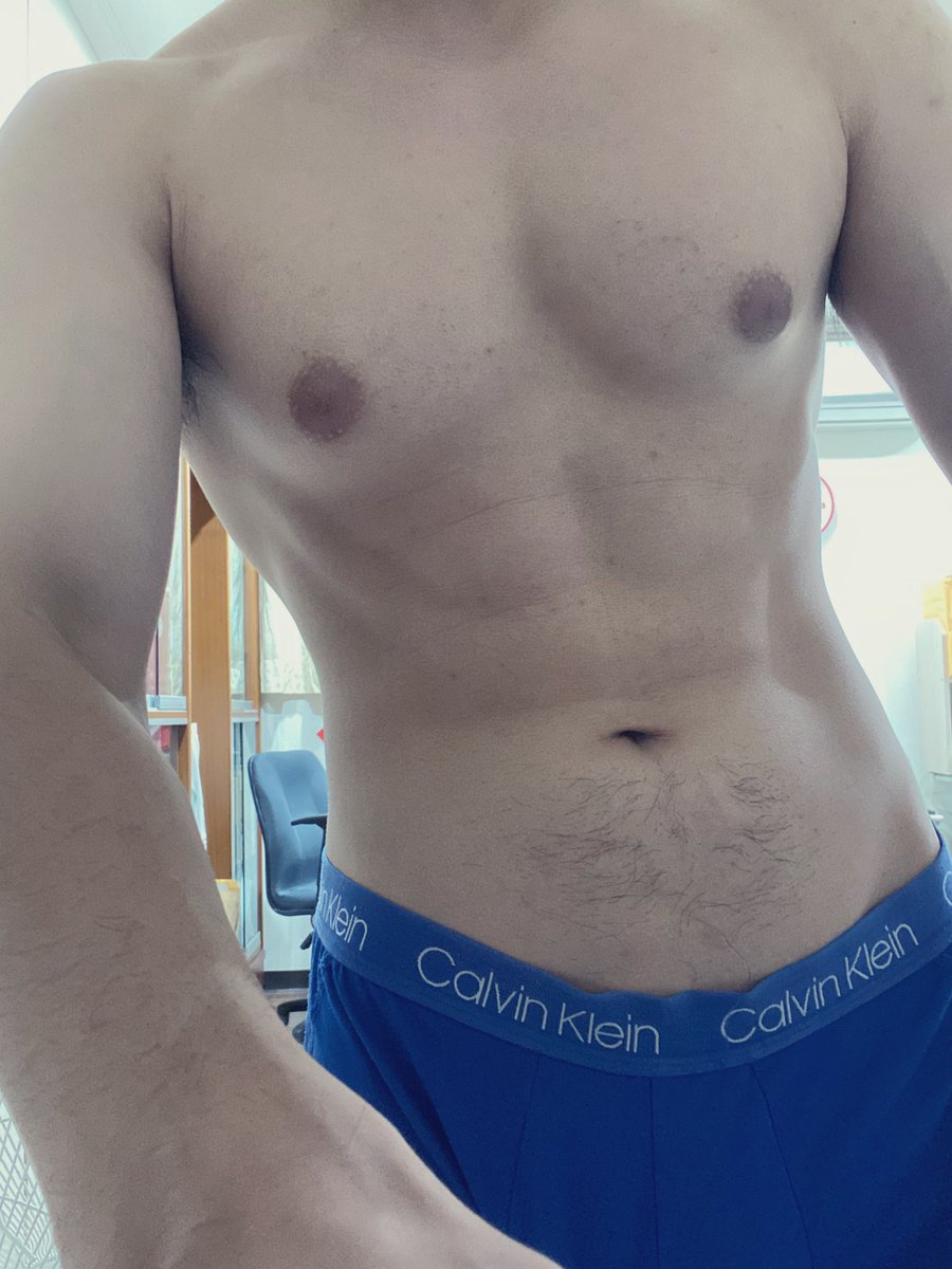 努力努力
讓線條更美好🥵
上場才能不亮也光（？
#gay #sex #top