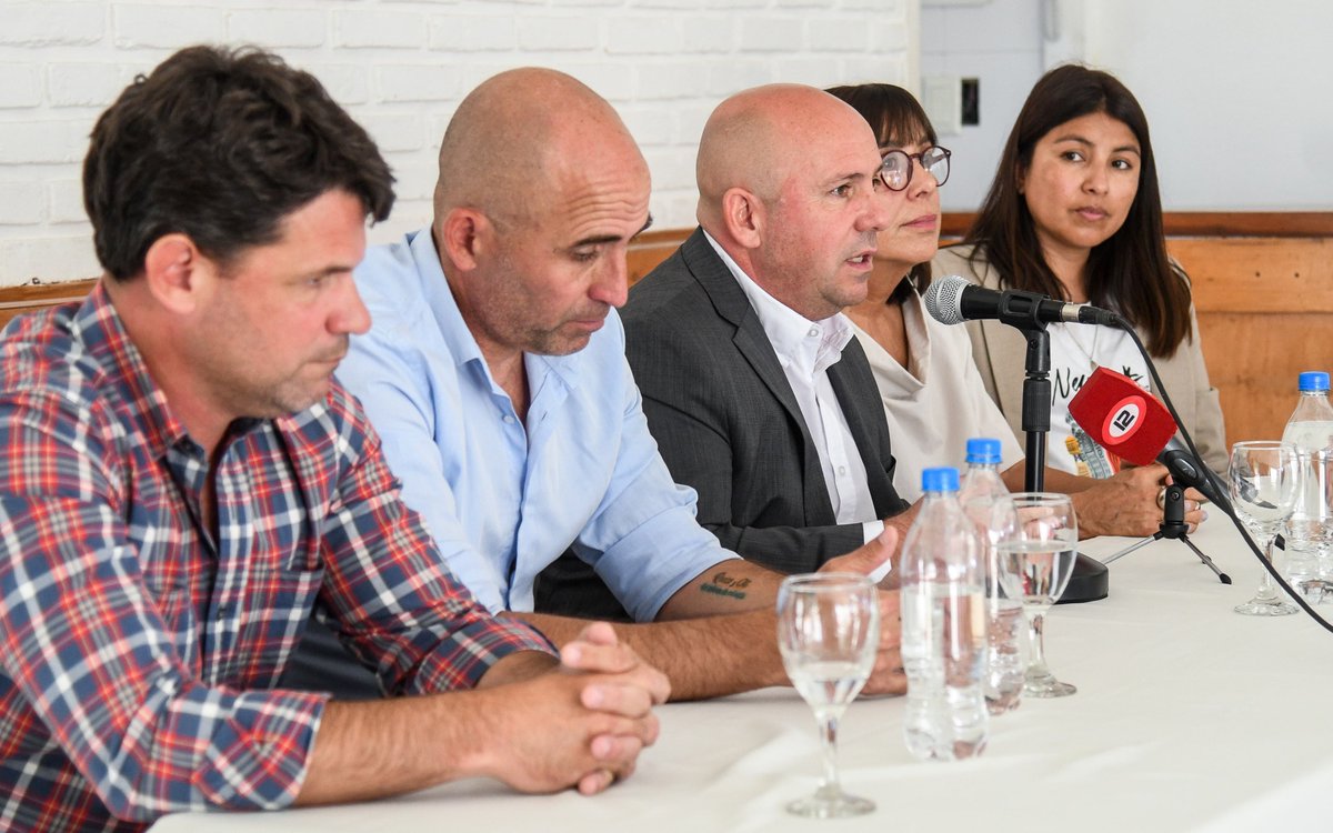 #PuertoMadryn #Deportes #Playa #Náutico

<a href="/Gus_Sastre/">Gustavo Sastre</a> presentó la VI edición del Festival Acuático “Antonio Torrejón” <a href="/cecitorrejon/">Cecilia Torrejon 🤍</a> 
<a href="/diegotemadryn/">Diego Gonzalez</a> <a href="/cecipavia/">Ceci Pavia</a> <a href="/clubnauticoasud/">C.N.A.S. Pto.Madryn</a> 

noticiaspmy.com/gustavo-sastre…