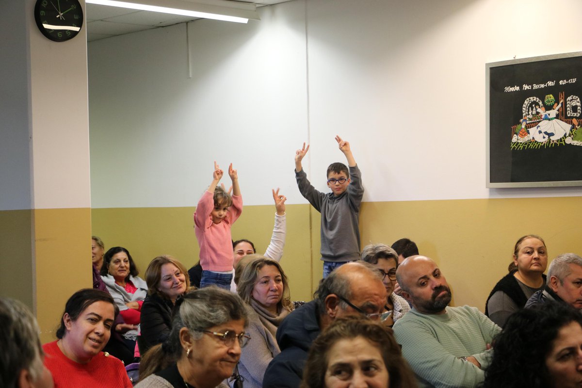 Grup Yorum olarak 24 Kasım Pazar günü Linz Alevi Kültür Merkezinde “Kerbela’dan Anadolu’ya Direniş Destanı” gösterimizi gerçekleştirdik.
Gösterime 85 kişi katıldı. Hep birlikte bir tarih yolculuğuna girdik ve hep birlikte öğrendik, duygulandık, öfkelendik.