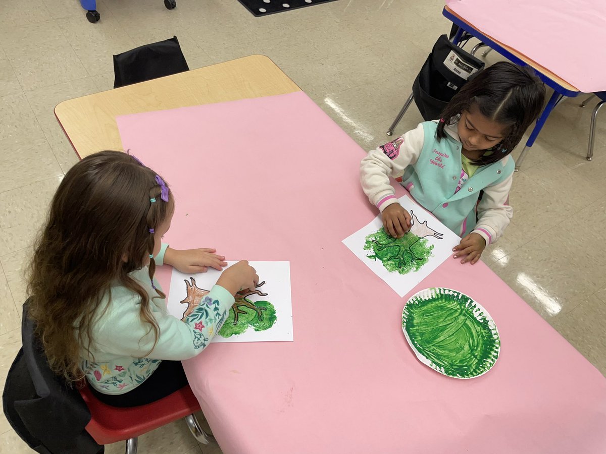 MissVatLP's tweet photo. Preschool at LP celebrated the end of our Tree Unit Study with a day full of fun with apples! The activity that I did with each class was painting with apples! #EndOfUnitStudyCelebration #AppleDay #WhyLP #NBTPreschoolRocks https://t.co/6JSjWKjTZr