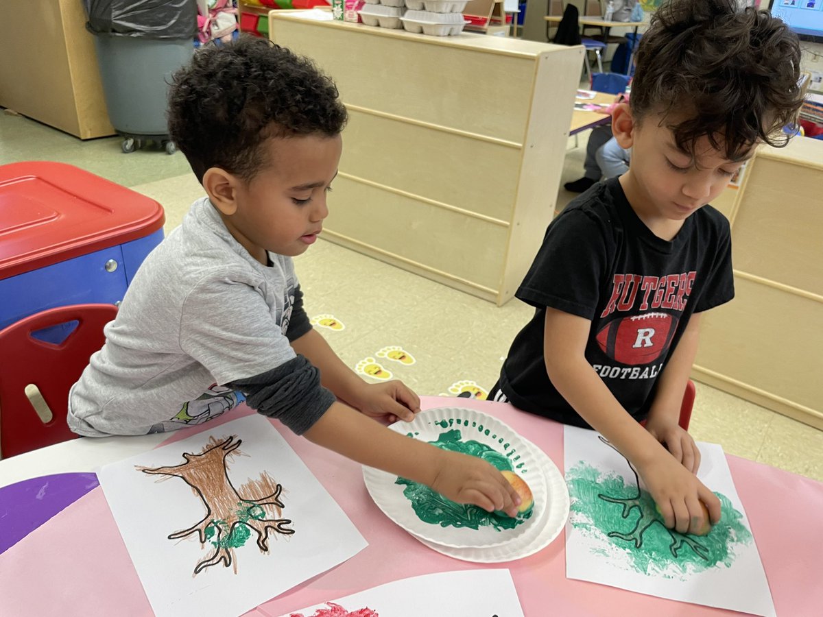 MissVatLP's tweet photo. Preschool at LP celebrated the end of our Tree Unit Study with a day full of fun with apples! The activity that I did with each class was painting with apples! #EndOfUnitStudyCelebration #AppleDay #WhyLP #NBTPreschoolRocks https://t.co/6JSjWKjTZr