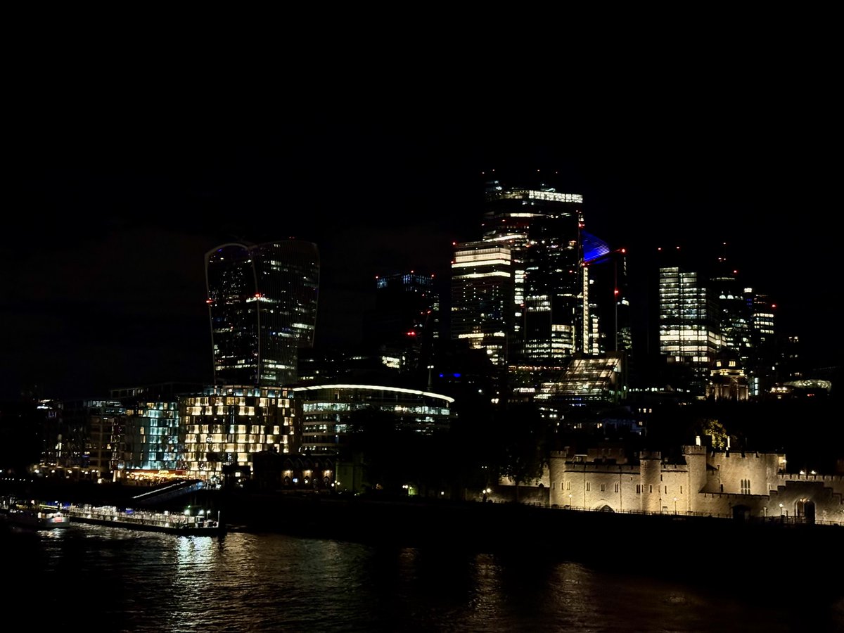 The night view of London is like a dream, the pulse of the city beats in the night ✨🌃