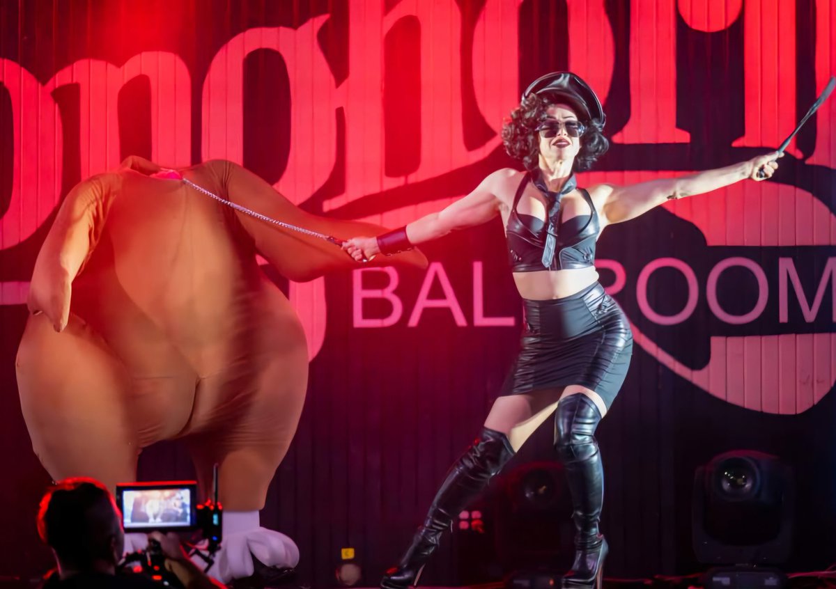 It's your Turkey Daddy telling you to prep for the holiday by coming out tomorrow night for Burleskaraoke. Gay90s 8:30pm. If you can't make it? Be sure to treat that meat appropriately and "season" it well. 😆 (📷 taken at #DallasFetishBall)