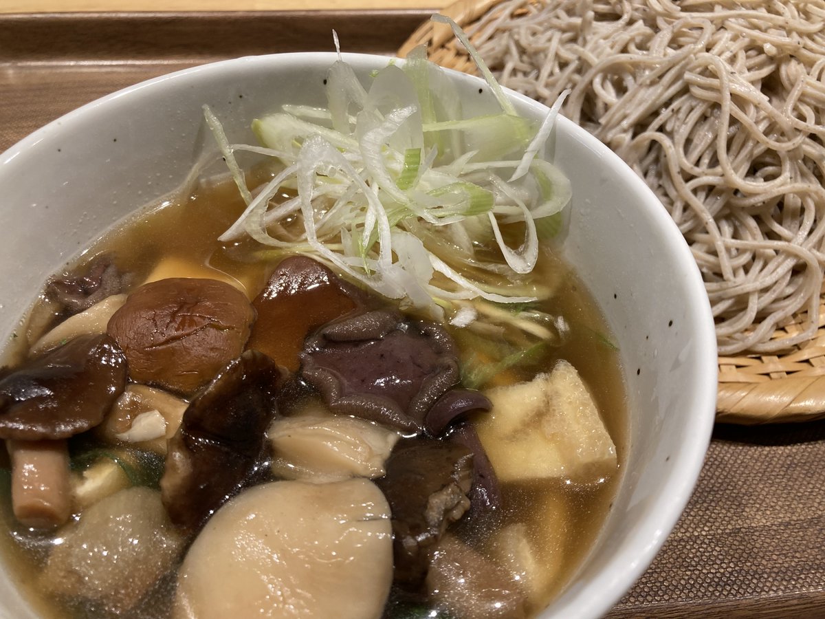 sobataguru's tweet photo. 山形飯豊の天然きのこ。独特のぬめりと歯ごたえ。油揚げのほど良いコクと、山菜のような春菊の苦み。
全体をまとめるのが、旨味がじんわり沁みる薄味のだし。

#天然きのこ #山形 #飯豊 #IIDE #高円寺 #純情商店街 https://t.co/R1ATKXvrzW