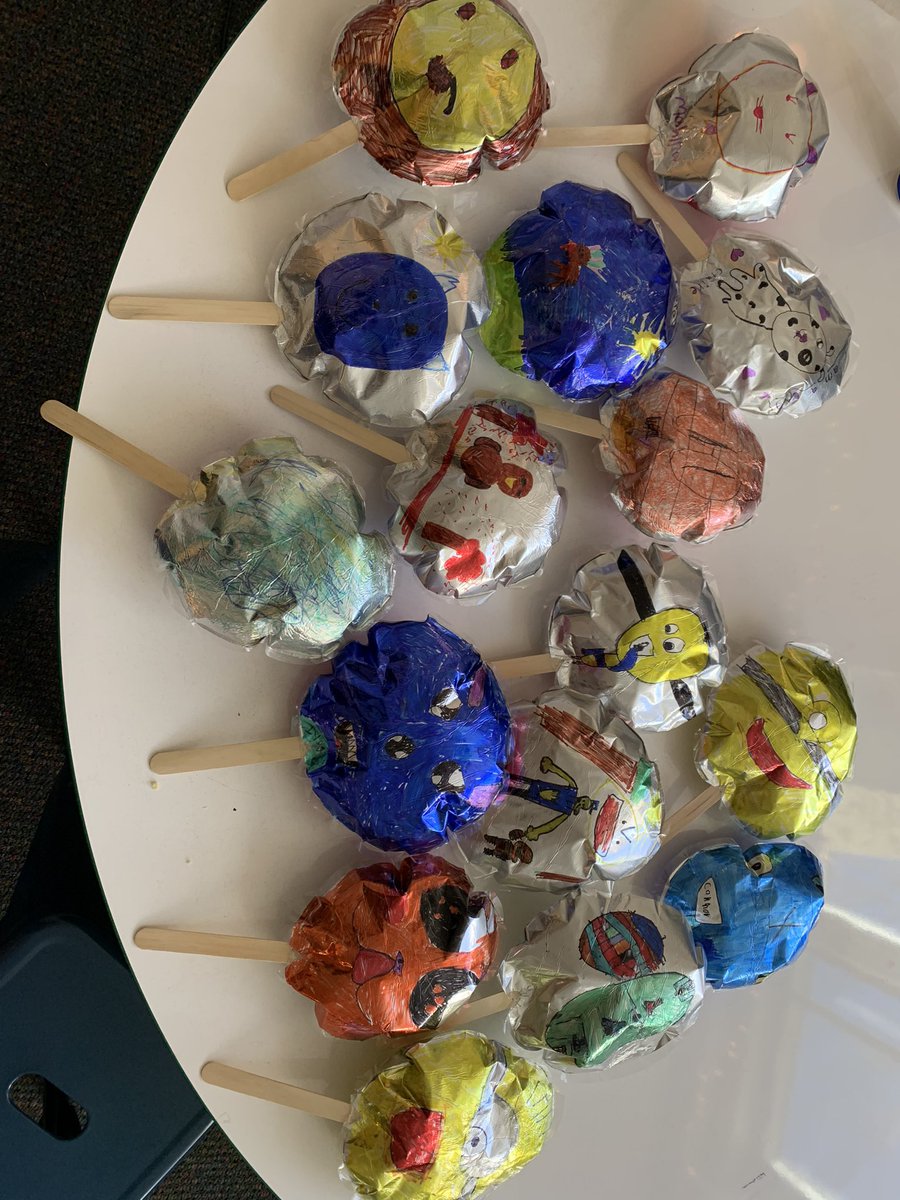 Y4HardyFirst's tweet photo. We made our own balloons after learning about the Macy’s Day parade! #BalloonsOverBroadway https://t.co/ydB3Iv65Ni
