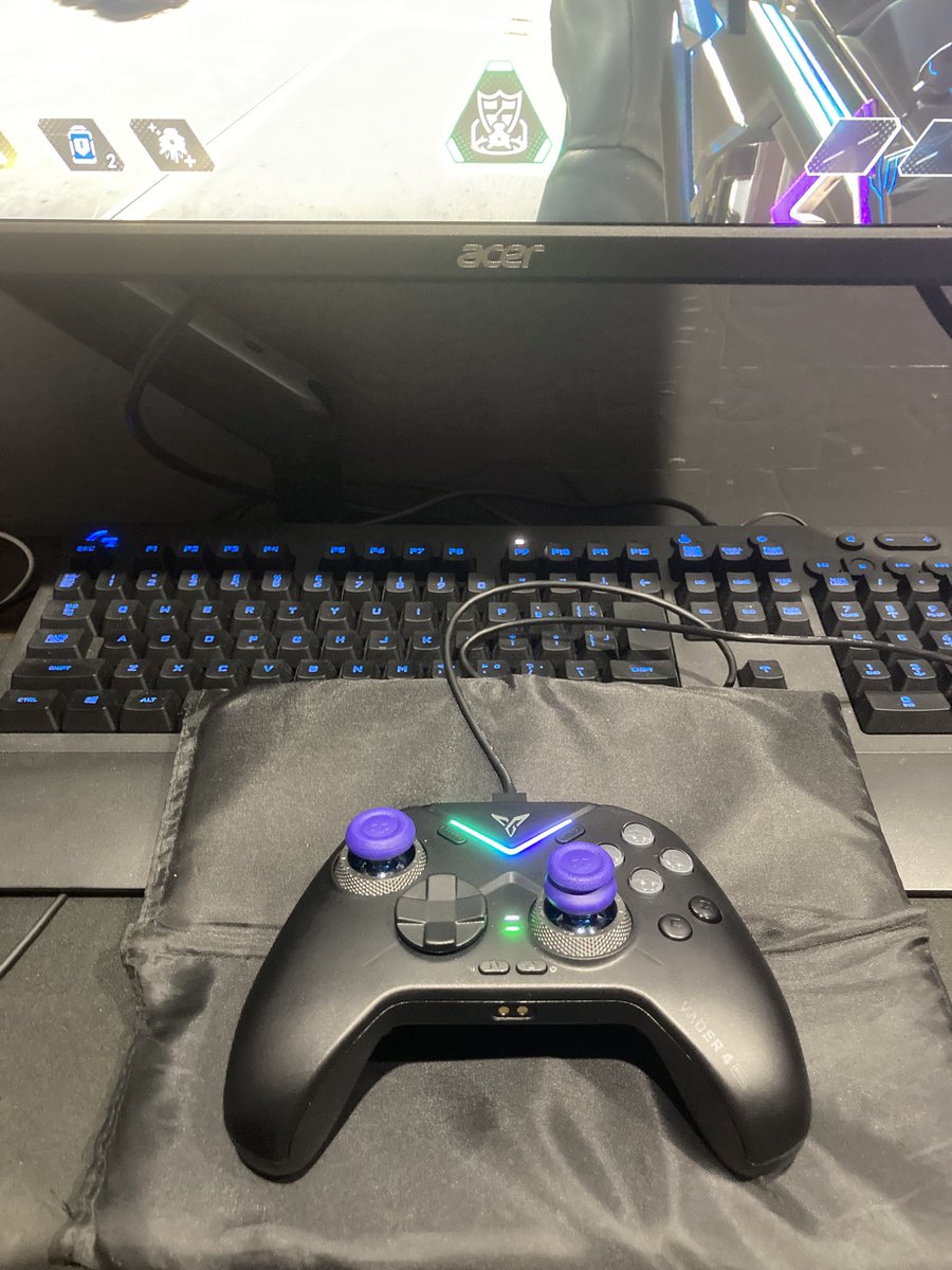 t5528m's tweet photo. NEWコントローラー買いました！
VADER PRO 4
日本海側は外で遊べないのでAPEX少し頑張ります https://t.co/LeFdrziBZO