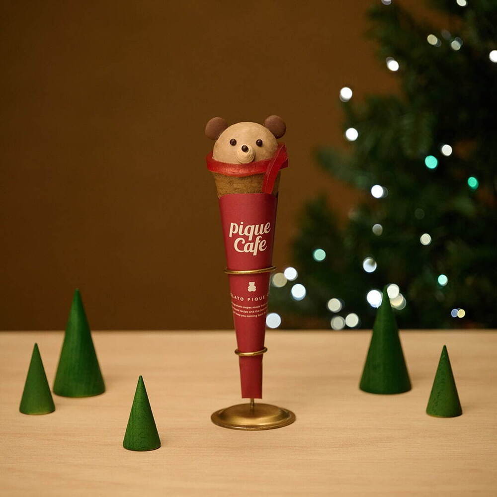 fashionpressnet's tweet photo. ジェラート ピケ カフェ「ピケベア＆サンタ」のクリスマス限定クレープ、“濃厚チョコor苺ショート”味 - https://t.co/UjdTwYQoTl https://t.co/41oxTpeJ6n