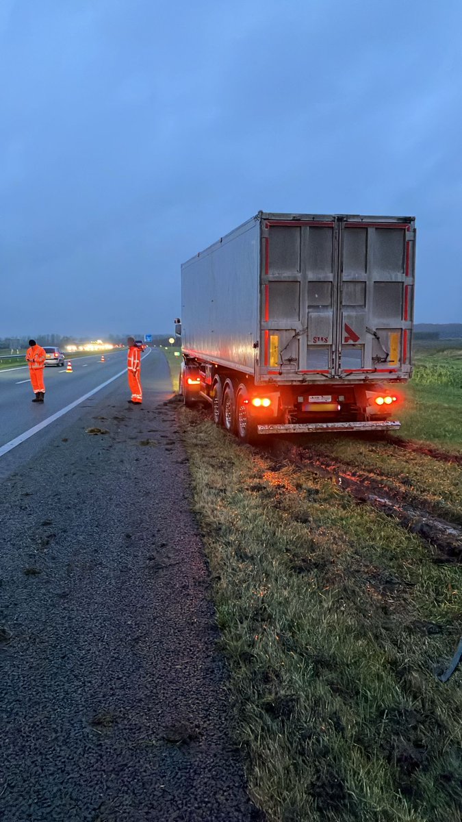 Vrachtwagen in berm op A58 bij Heinkenszand