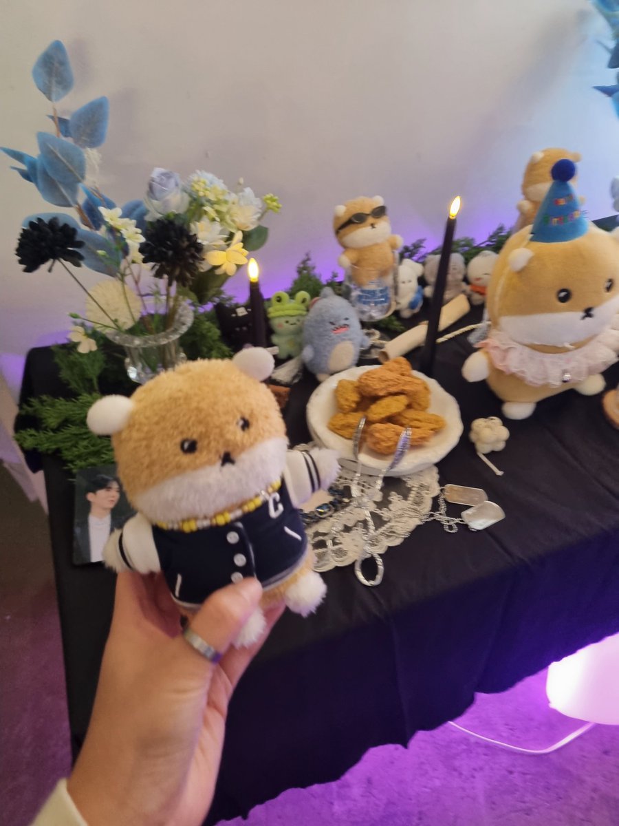 카페먼로 심야식당
작지만 알차게 기현이가 가득했던곳
꾸며놓은 공간에 치킨이 있어서 기억에 남아요
그리고 액자방 가득 기현이가 가득했는데 넘 이뻤어요 럭드로 트레카랑 켠디션 나오고 트레카뽑으려고 더 도전했으나 실패 아쉬웠으나 행복했어요

#사랑하고_빠뻐이
#고든햄쥑의_생일파티