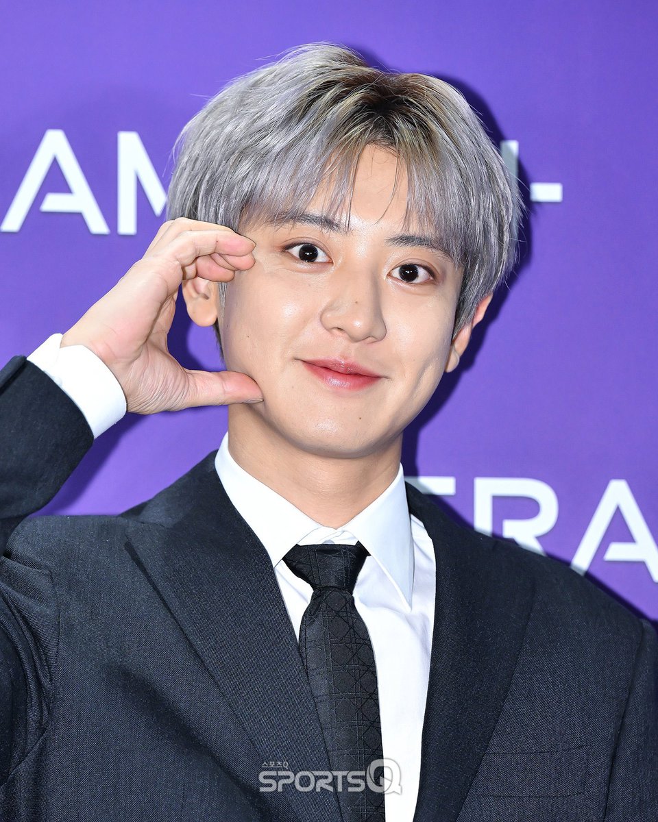 mayeolgallery's tweet photo. happy birthday, my star, my sun, my moon. you are the source of light in my dark life. i hope you always shine, and i hope you are always healthy and happy. i love you to the moon and back💞
terima kasih telah datang disaat hidupku benar2 dibawah🫶🏻🥰
#HappyCHANYEOL 
#CHANYEOLday https://t.co/3TS1lDnLxt