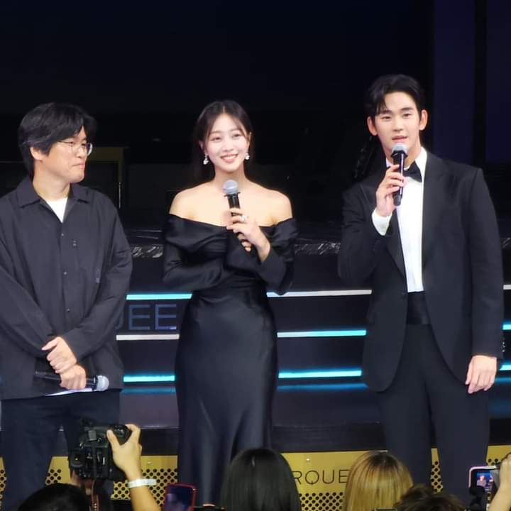KimSoohyunshiph's tweet photo. 💫✨🌌
It was a dreamy and surreal experience to have been in the same venue with so many megastars from America 🇺🇸, Japan 🇯🇵, and of course South Korea 🇰🇷 at the highly anticipated event of the 2024 #DisneyContentShowcase 💙
Despite having to go through the highly competitive ticketing process 🎟️, we were lucky enough to find our way to attend the event to get some pictures of ours/your favorite Korean celebrities 🫶🏻💙
🤥 Knock Off (📺 2025) - Actress Cho Boah, Actor Kim Soohyun
Be sure to stay tuned to these upcoming Disney+ Originals! 💙
@disneyplussg @disneystudiossg @disneypluskr
@sgxclusive: https://t.co/SghN224FVi
#KimSooHyun #김수현 #JoBoAh #조보윤 #KnockOff #넉오프 #DisneyPlusSG
#DisneyContentShowcase24 #DisneyPlus
#DisneyPlusKR #DisneyPlusPH Disney+ PH