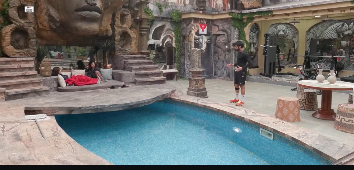 BornToConquerrr's tweet image. #BBLiveFeeds

Apparently Sara ne pani fenk ke mara, so #EdenRose is saying sorry to #KaranveerMehra that he had to go through this. Karan is saying that Sara is purposely doing this for footage. Few days back #VivianDsena made chatni for himself after spending 4 hours in the ++
