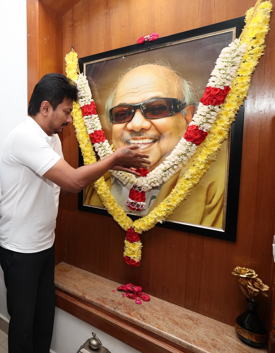 Udhaystalin's tweet photo. இந்திய ஒன்றிய அரசியல் வரலாற்றில் முக்கால் நூற்றாண்டு காலம் உற்று நோக்கப்பட்ட முத்தமிழறிஞர் கலைஞர் அவர்களின் கோபாலபுரம் இல்லம், ஒவ்வொரு உடன்பிறப்பின் மனதோடு பின்னிப்பிணைந்த  உணர்வுக் கோட்டம். 

நம் பிறந்த நாளை முன்னிட்டு, பிறந்து -  வளர்ந்த கோபாலபுரம் இல்லத்தில், முத்தமிழறிஞர் கலைஞர் அவர்களின் திருவுருவப் படத்திற்கு மாலை அணிவித்து இன்று மரியாதை செய்தோம்.
@Dayanidhi_Maran @Dr_Ezhilan @nchitrarasu
