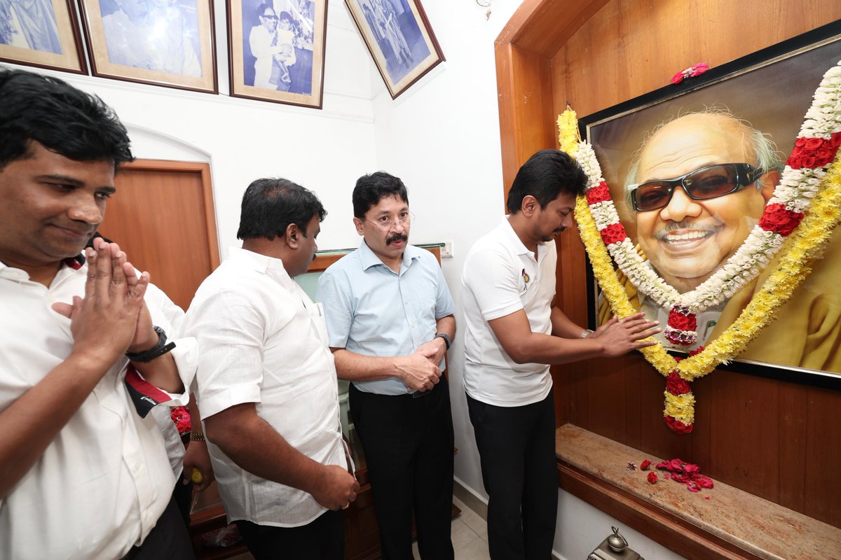 Udhaystalin's tweet photo. இந்திய ஒன்றிய அரசியல் வரலாற்றில் முக்கால் நூற்றாண்டு காலம் உற்று நோக்கப்பட்ட முத்தமிழறிஞர் கலைஞர் அவர்களின் கோபாலபுரம் இல்லம், ஒவ்வொரு உடன்பிறப்பின் மனதோடு பின்னிப்பிணைந்த  உணர்வுக் கோட்டம். 

நம் பிறந்த நாளை முன்னிட்டு, பிறந்து -  வளர்ந்த கோபாலபுரம் இல்லத்தில், முத்தமிழறிஞர் கலைஞர் அவர்களின் திருவுருவப் படத்திற்கு மாலை அணிவித்து இன்று மரியாதை செய்தோம்.
@Dayanidhi_Maran @Dr_Ezhilan @nchitrarasu