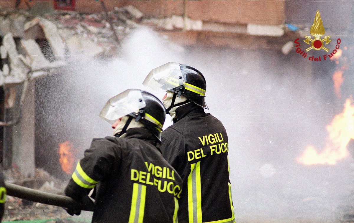 vigilidelfuoco's tweet photo. In memoria di Danilo, Sirio, Fabio e Alessandro

Alle 9.27 di 23 anni fa l’#esplosione in via Ventotene, a #Roma. Una tragedia per il Corpo nazionale: 8 persone morirono, 4 erano #vigilidelfuoco.
Dalle 9 la diretta della cerimonia religiosa su https://t.co/g28BejRSmE

#27novembre https://t.co/rMSMN2IONc