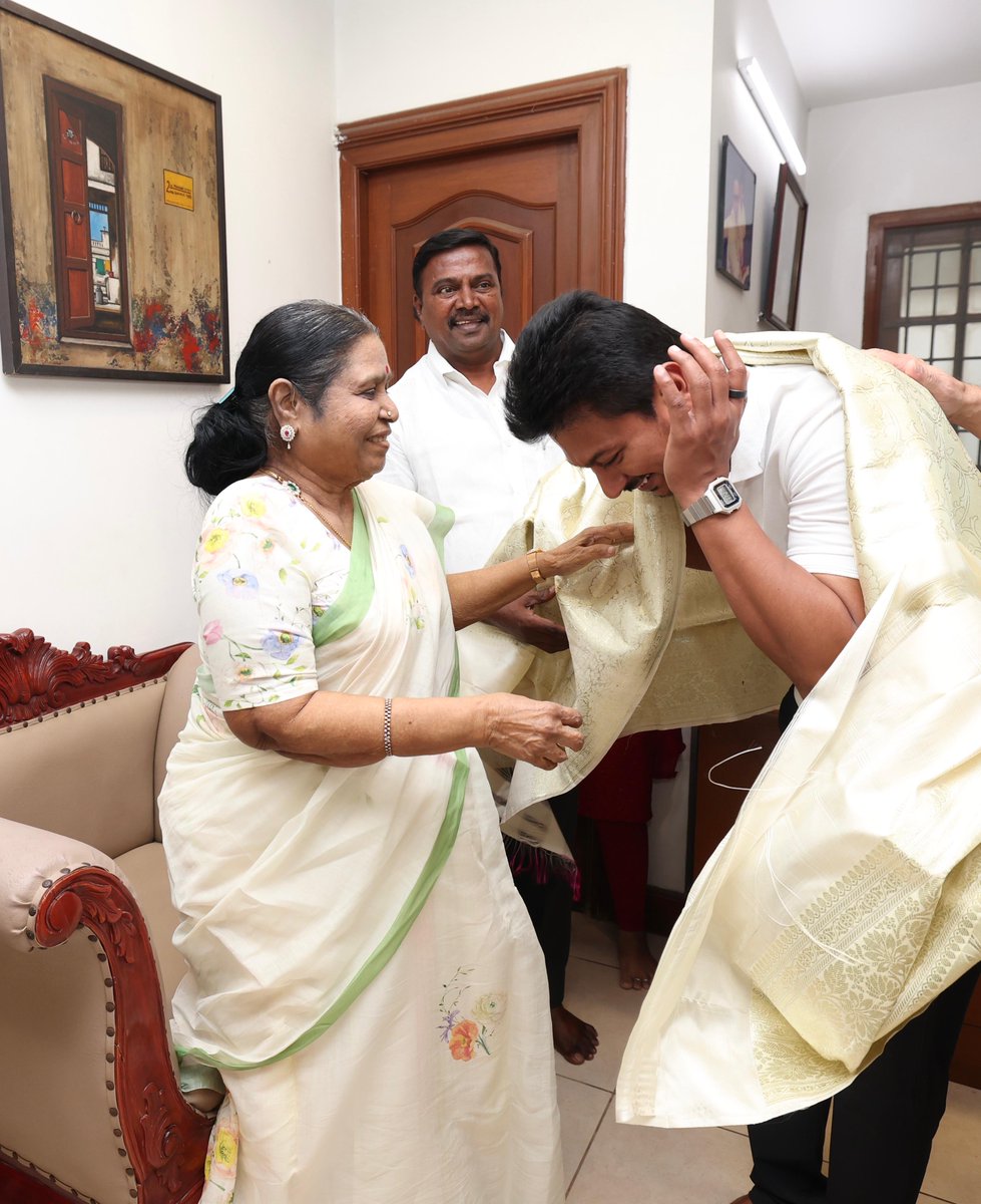 Udhaystalin's tweet photo. முத்தமிழறிஞர் கலைஞர் அவர்களின் சி.ஐ.டி. காலனி இல்லத்துக்குச் சென்று, நம் பிறந்த நாளை முன்னிட்டு, கலைஞர் அவர்களின் திருவுருவப்படத்துக்கு மலர் தூவி மரியாதை செலுத்தினோம். அங்கு, ராசாத்தி பாட்டியின் வாழ்த்துகளைப் பெற்று மகிழ்ந்தோம்.
@Dayanidhi_Maran @nchitrarasu https://t.co/kBa3AGqOn4