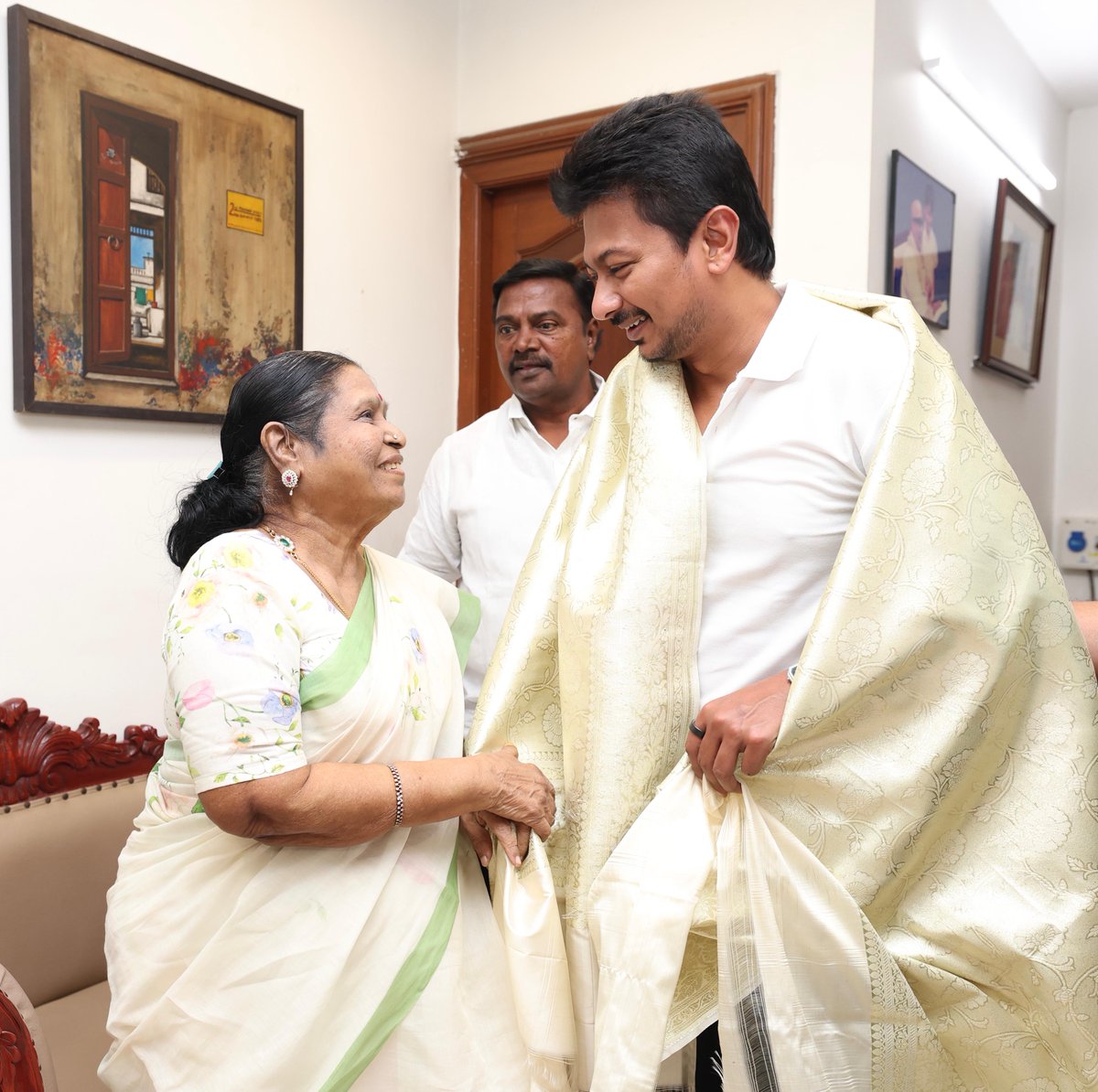 Udhaystalin's tweet photo. முத்தமிழறிஞர் கலைஞர் அவர்களின் சி.ஐ.டி. காலனி இல்லத்துக்குச் சென்று, நம் பிறந்த நாளை முன்னிட்டு, கலைஞர் அவர்களின் திருவுருவப்படத்துக்கு மலர் தூவி மரியாதை செலுத்தினோம். அங்கு, ராசாத்தி பாட்டியின் வாழ்த்துகளைப் பெற்று மகிழ்ந்தோம்.
@Dayanidhi_Maran @nchitrarasu https://t.co/kBa3AGqOn4