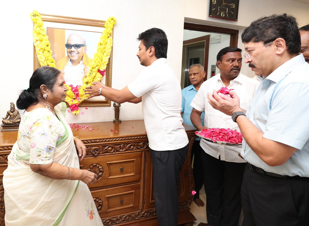 Udhaystalin's tweet photo. முத்தமிழறிஞர் கலைஞர் அவர்களின் சி.ஐ.டி. காலனி இல்லத்துக்குச் சென்று, நம் பிறந்த நாளை முன்னிட்டு, கலைஞர் அவர்களின் திருவுருவப்படத்துக்கு மலர் தூவி மரியாதை செலுத்தினோம். அங்கு, ராசாத்தி பாட்டியின் வாழ்த்துகளைப் பெற்று மகிழ்ந்தோம்.
@Dayanidhi_Maran @nchitrarasu https://t.co/kBa3AGqOn4