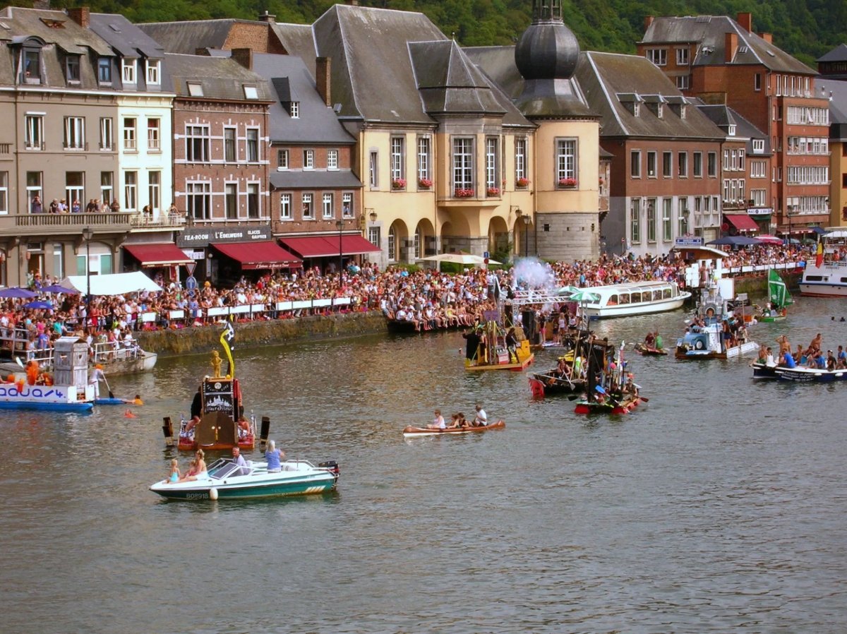 Mackadam_EPinfo's tweet photo. EuropaCuriosia : En Belgique, la Régate de Baignoires de Dinant est une compétition loufoque ou les participants construisent des bateaux de fortune à partir de baignoires et d'autres matériaux insolites, puis naviguent sur la Meuse dans une course hilarante. https://t.co/1tIEVg4DN3