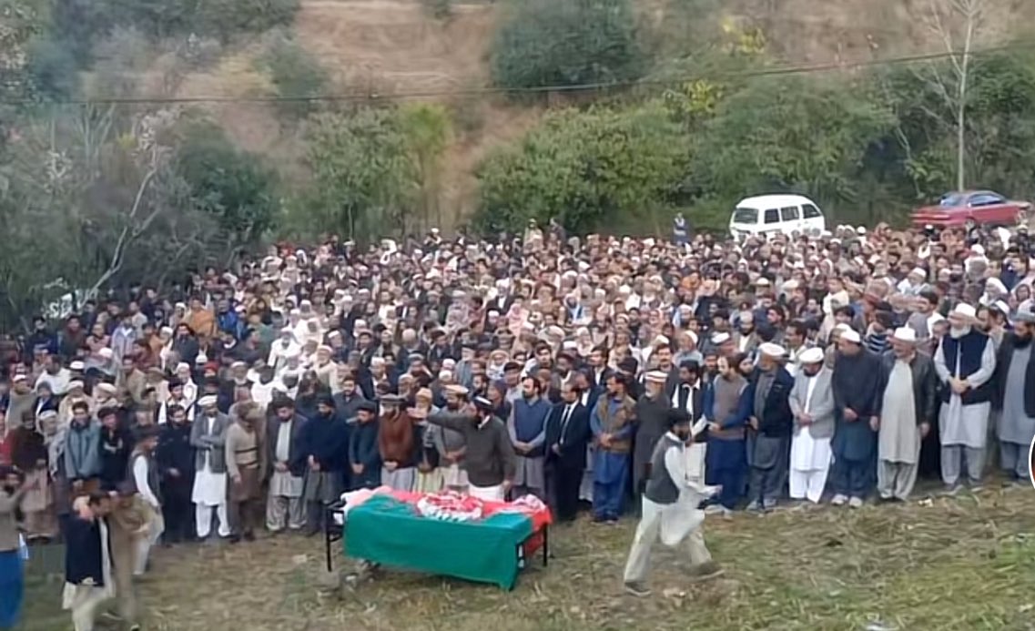 ahmad__bobak's tweet photo. ایبٹ آباد کے نوجوان کی میت تحریک انصاف کے پرچم تلے رکھ کر ادا کر دی گئی۔

یہ ایک پیغام ہے https://t.co/TtAhhVQqZY