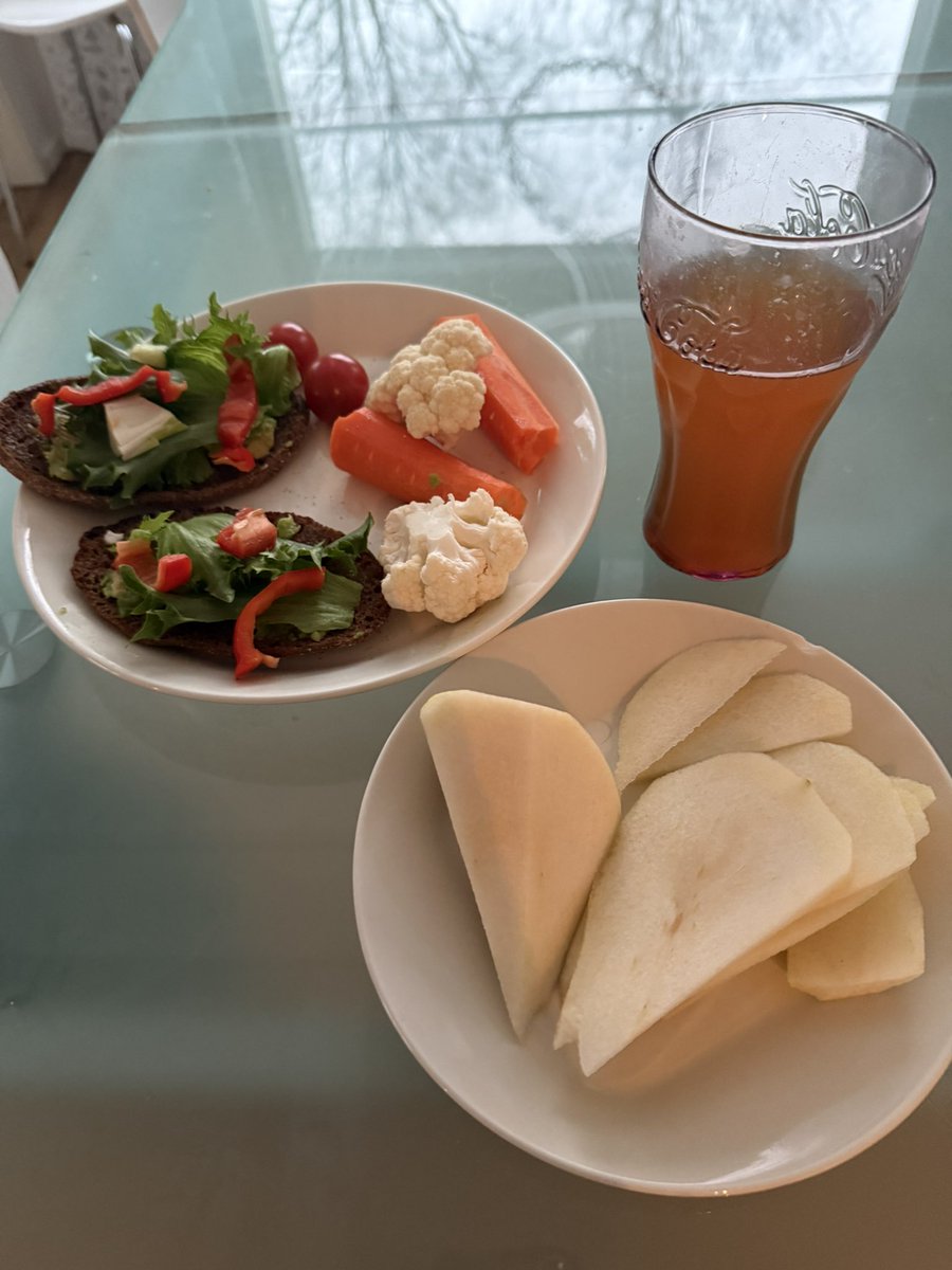 Ravitsemussuositusten mukainen aamiainen. Ruisleivän päällä kasvirasvaa, salaattia, avokaadoa, paprikaa ja kurkkua. Kylkeen tomaattia, porkkanaa ja kukkakaalia sekä päärynää. Juomana oman omenapuun omenamehua. Erinomaista!