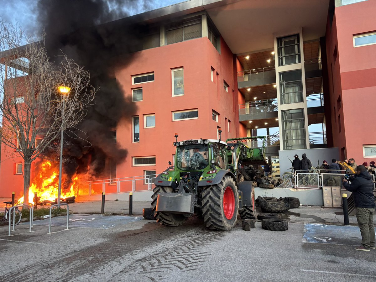 Les agriculteurs du Gard organisent une journée d’actions ce jeudi à Nîmes. Après DDTM, ils ont exprimé leur colère devant la maison de services et de paiement
