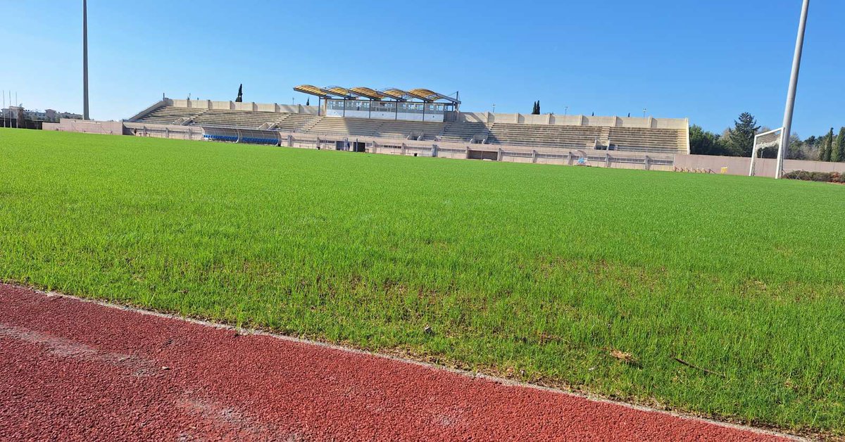 Οι άνεργοι και φιλόδοξοι προπονητές ποδοσφαίρου που εμφανίζονται ξαφνικά στις κερκίδες μικρών ομάδων που δεν τις γνωρίζουν αλλά ευελπιστούν για μία πιθανή συνεργασία και κοουτσάρισμα είναι όπως κάποιους πολιτικούς που παρουσιάζονται στα γήπεδα ποδοσφαίρου λίγο πριν τις εκλογές.
