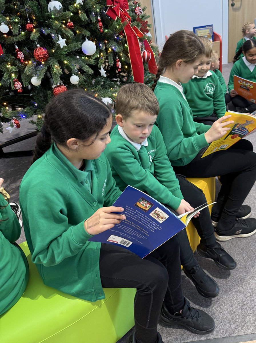 📚 Dosbarth Oak loved buddy reading time in the hive around the Christmas tree with Dosbarth Willow! Sharing the love of reading! 📚