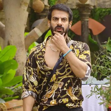 MohnotAbhinav's tweet photo. Whom Do you Support? 

#KaranveerMehra vs #EishaSingh 

Like,, #KaranIsTheBoss 
RT,, #EishaIsTheBoss 

#BiggBoss18 #Bigboss #bb18 #BB18 https://t.co/4aAwqOT3K5