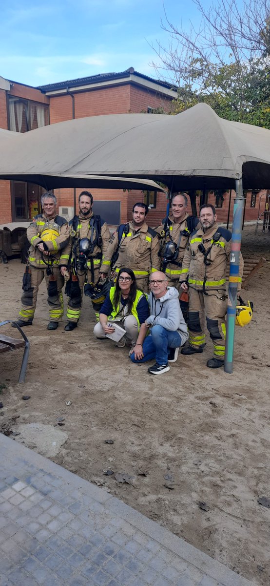Ahir vàrem col.laborar al simulacre d'evacuació per incendi a la Escola Joan Casas de Sant Antoni. Ho van fer en un temps molt reduït.  Una gran feina la de l'equip de docents.
Es important que els petits prenguin consciència de les emergències.  Bona feina 👍