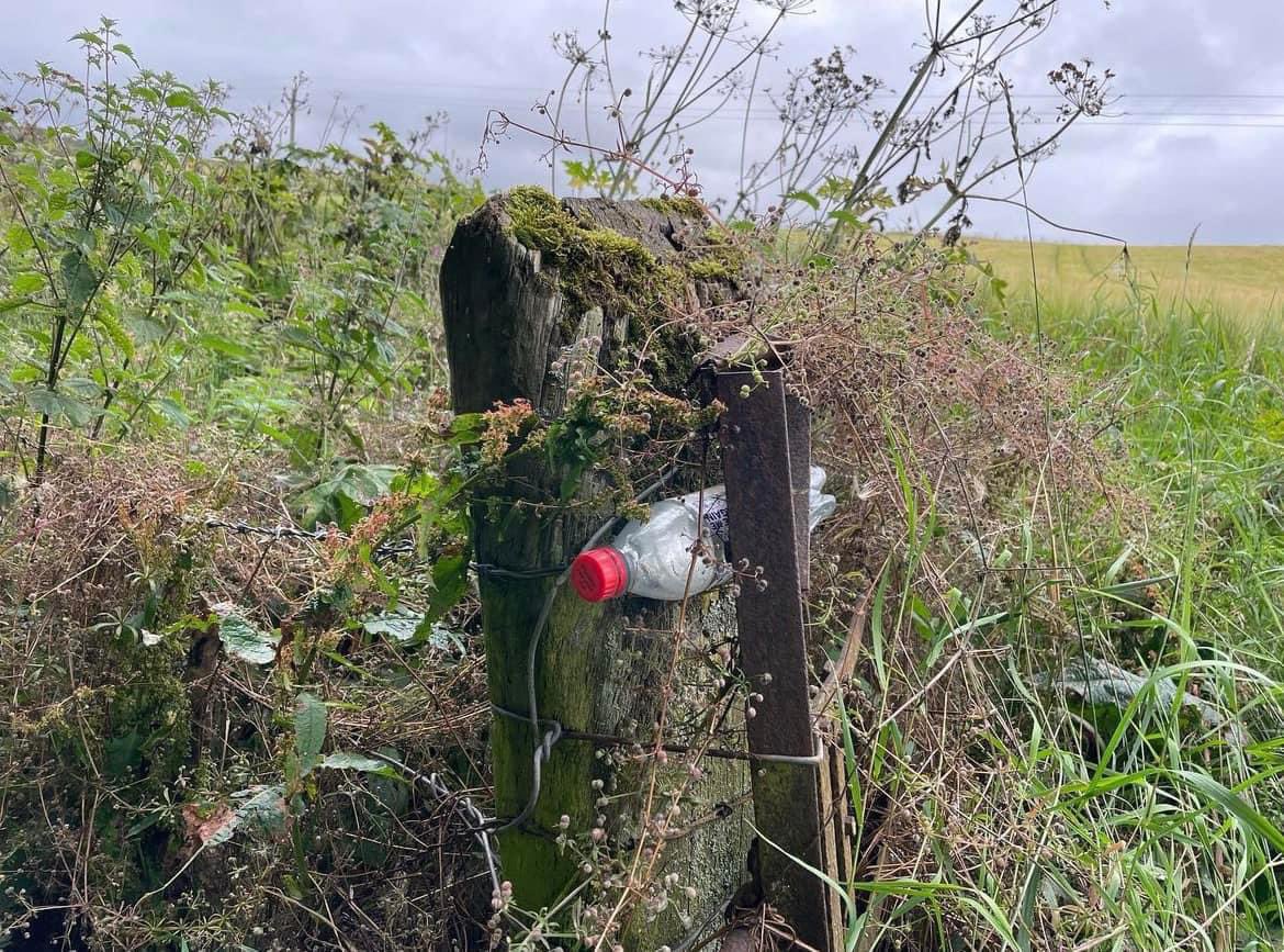 pawsonplastic's tweet image. It’s not my #litter but I’m making it my problem…to protect animals, communities &amp;amp; the #environment

It only takes a minute. Litter is NOT normal so let’s not accept it.

Studies show fewer folk drop litter in clean areas so removing it has a double effect. #dogsofx