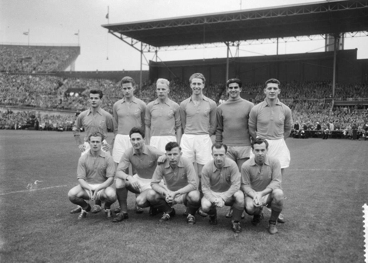 Voetballegends1's tweet photo. Vandaag 104  geleden werd Abe Lenstra geboren. Met @scHeerenveen veroverde Lenstra 9 keer op rij het Noordelijk kampioenschap. De aanvaller kwam 47 keer uit voor Oranje (foto Nationaal Archief: Lenstra gehurkt midden voor de interland Nederland - Oostenrijk op 27-9 1957).#Lenstra https://t.co/COiTCKaz78
