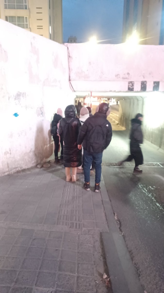 Энэ нэг нарийхан гарцаа 2 хүн зөрхөөр хийж болоогүй юм байхдаа. Хотын даргаа ирэх жилийн төлөвлөгөөндөө өөрчлөхөөр оруулж өгөөч.
БЗД 26/36-р хороо нүхэн гарц.