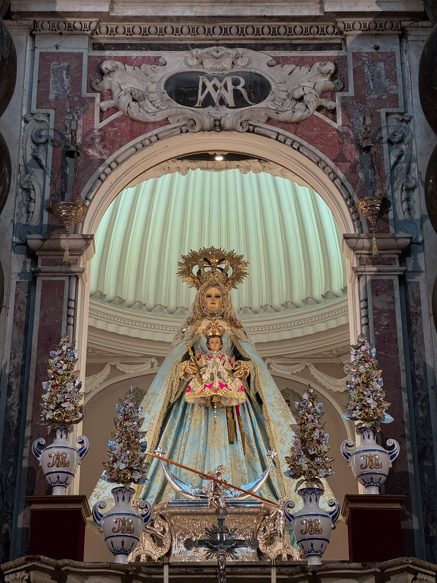 La Santísima Virgen del Rosario, Patrona y Alcaldesa Perpetua de Cádiz, se presenta en su camarín revestida con los colores propios para celebrar en el santuario la solemnidad de la Inmaculada Concepción de María Santísima.