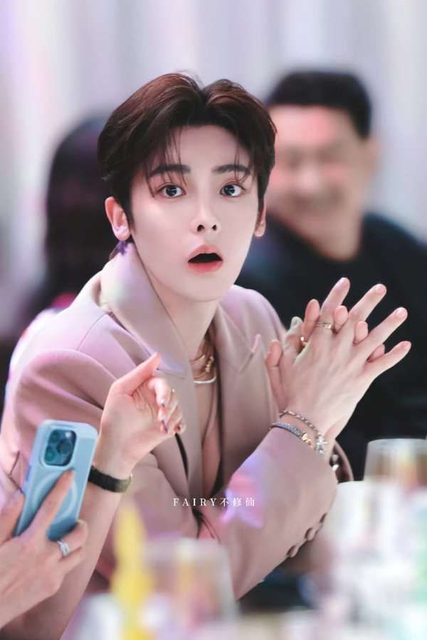 ตอนเริ่มจีบ
"โหวเกอหล่อมากเลย อร๊ายยยย"

ตอนจีบติด
"เสี่ยวโหวววววว น่ารักจังเลยคับบบบบ"