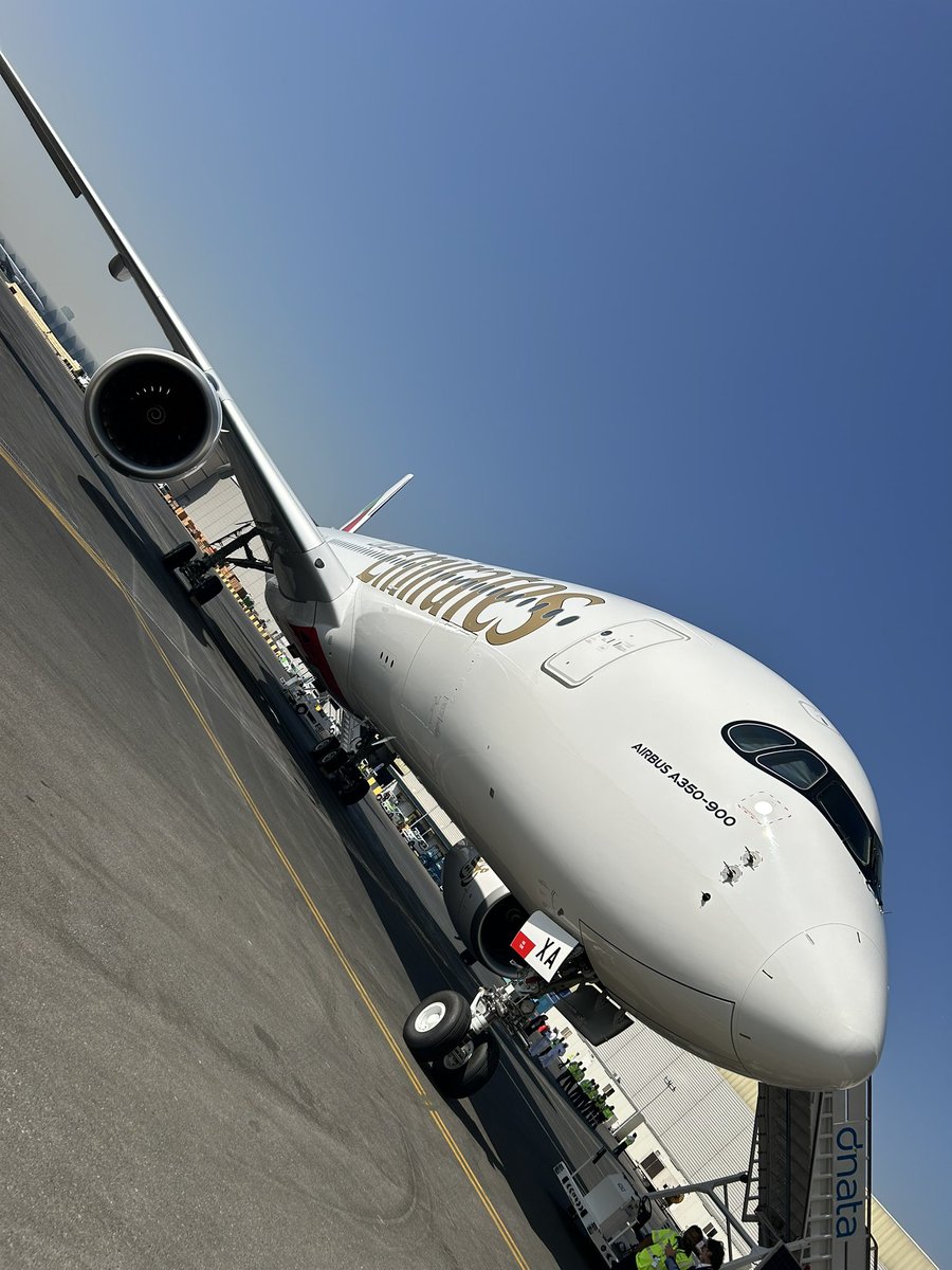 simone_chellini's tweet photo. 🔴 Emirates’ order for 65 A350s is split between 15 ‘standard’ A350s and 50 A350ULR, like the ones that Singapore Airlines flies. These will come with a crew rest area and 298 seats instead of the 312 installed on A6-EXA

Via @airwaysmagazine https://t.co/YYaGDFbMC4